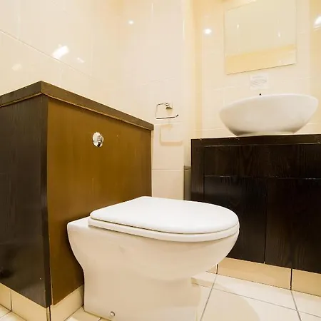 Oyo Majestic Hotel 2*